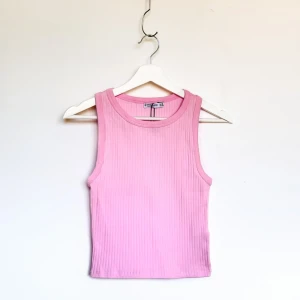 Rosa linne - Ett rosa sommarlinne från Stradivarius. Ribbat material. Aldrig använt, lappen sitter kvar. I storlek M.