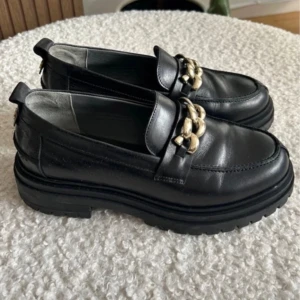 Loafers  - Superfina loafers från Novita, i bra skick men innersulan har lossnat, finns dock att köpa ny sula för ca 50kr. Använda sparsamt och fint läder. Ord, pris är 1800kr. Passar 37-38