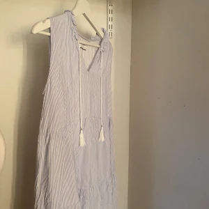 Klänning💫 - Säljer min superfina randiga klänning använd fåtal gånger, säljer pågrund av att jag har en liknande🥰