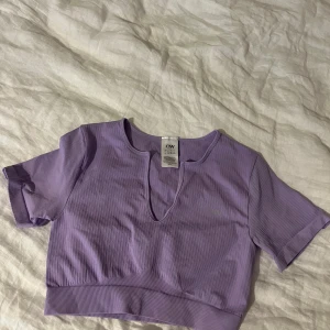 Cropped T-shirt iciw - Cropped t-shirt i färgen lavendel från icaniwill, endast provad då storleken inte passade Nypris 399kr Storlek M