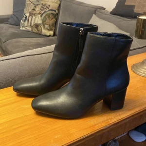 Svarta pumps - Svarta pumps som aldrig använts utomhus. 