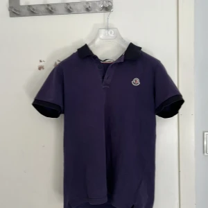 Moncler - Storlek på tröjan är 170 centimeter ungefär, Skick 8/10. Köpt på Nk 2020. Har använt den ett par gånger men är fortfarande ett väldigt bra skick