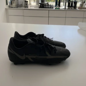 Nike phantom fotbolsskor - Helt ok skick. Nypris: 499. Pris kan diskuteras. Storlek 33,5