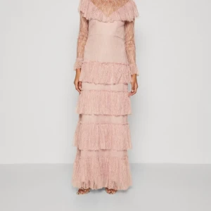 Klänning ifrån By Malina - Jätte fin klänning ifrån By Malina. Voren endast ett par timmar och är i god skick :)