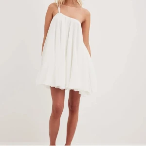 Vit klänning  - Oanvänd klänning från nakd. Så fin till sommaren men tyvärr lite för stor för mig🥹👊🏼💞