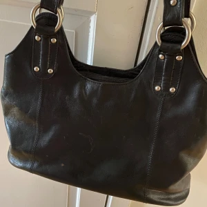 Y2k väska - Sjukt snygg väska som min mamma hade tidigt 2000-tal. Passar alla outfits och rymmer mycket 🩵