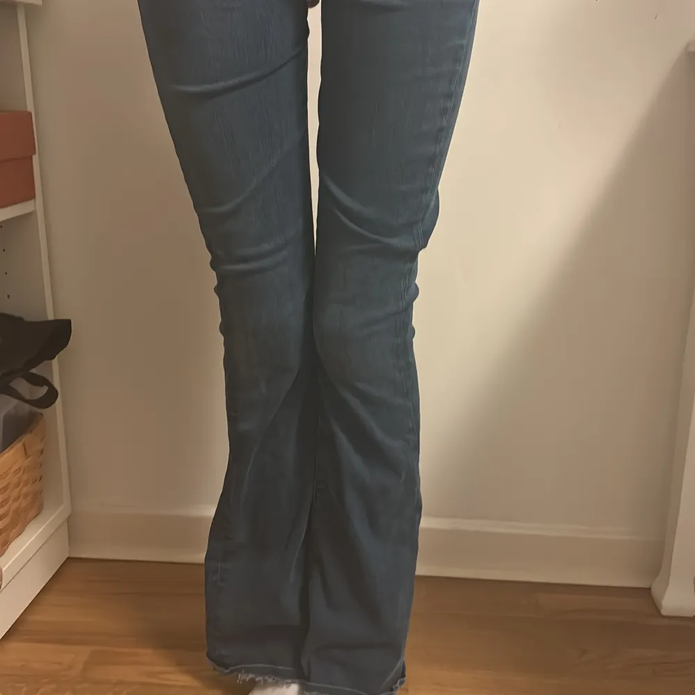 Jätte söta flare jeans från märket MIH. Strechigt tyg. Pris kan diskuteras💗. Jeans & Byxor.
