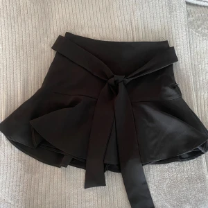 svart kjol från Zara  - Storlek xs/24, bra passform och skön material med en fin detalj framme