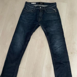 Replay jeans - Säljer mina replay jeans då de inte används. Använda Max 10 gånger och inga tecken på användning. Modellen är Rocco och sitter straight. Bvsa