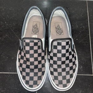 rutiga vans - bara använda 3 gånger så superbra skick!🥰