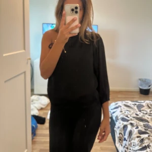 Silke one shoulder - Fest topp  Inget fel på toppen, används inte längre 
