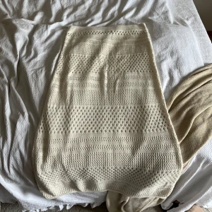 Ihålig maxikjol  - Det är en ny kjol ifrån bik bok som köptes förra sommaren den är aldrig använd så i nyskick, nypris 500 säljer för 300 priset är diskuterbart. Liten i storlek skulle även passa S! Hör av er vid frågor eller flera bilder! 💕