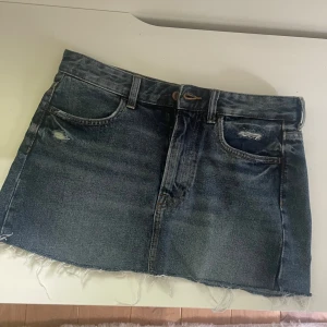 Mini jeanskjol - Minikjol som är lite för liten för mig. Skulle säga att den är mer som en 36