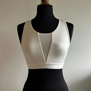 SPORT-BH  - Superskön vit sport-bh i storlek M (passar även S) från SOC🤍Endast använd fåtal gånger, i nyskick! Köpare står för frakt🤗