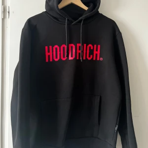 Hoodrich - Väldigt fin hoodie, den är knappt använd. Det är inga fläckar, hål osv :). Köpt i butik (JD sports).