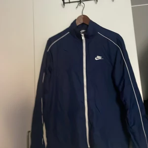 Blå Nike jacka  - Storlek M, helt okej skick.