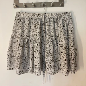 Kjol - Söt kjol i storlek S med resor i midjan, nyskick 