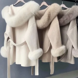 Angelina Coat - Säljer min beige pälskappa, den är i bra skick. Värd 5000kr