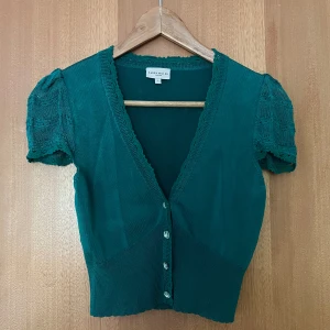 Grön kofta/bolero Karen Millen - Jättefin kofta av Karen Millen i bra skick! Skriv fler bilder m.m. Strl 34 men passar som 36/38 också 