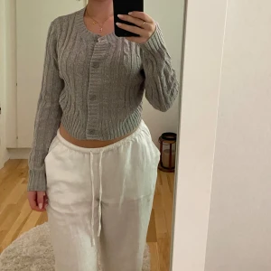 Stickad kofta - Stickad kofta från H&M. Storlek s.