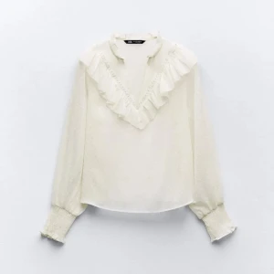ZARA BLUS - beige blus från zara, knappt använd så i princip nyskick! storlek M men passar mig  som vanligtvis har S.🩷 köpt för ca 370 kr. 