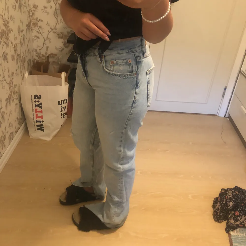 Jeans med slits längst ner och två slitningar på vänster ben. Använda cirka 5 gånger, inga skador.. Jeans & Byxor.