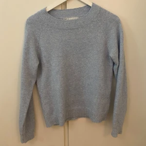 Finstickad tröja  - Ljusblå tröja från ONLY. Storlek S. 