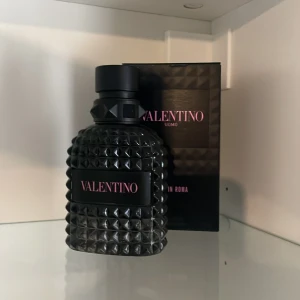 Valentino born in Roma  - Valentino born in Roma den har kankske 38ml lvar av 50ml så pangbrud för denna parfym köptes för 1000 