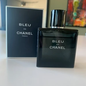 Bleu De Chanel - Tjena! Säljer denna goa parfym som passar perfekt till sommaren men även året runt🤩 Ca 45/50 ml kvar. Hör av er vid funderingar och pris kan självklart diskuteras🤝