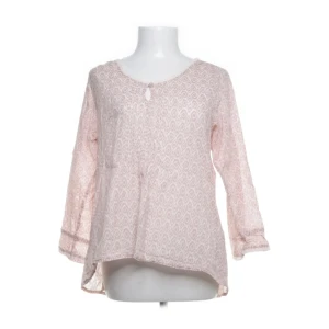 Blus - En jättesöt blus i rosa från House Of Lola. I storlek S. I mycket bra skick! 💝