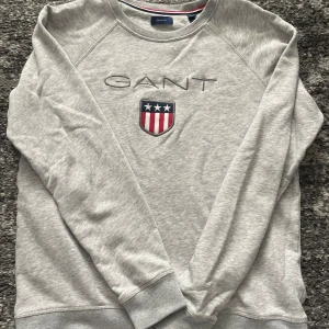 Gant tröja - Säljer denna Gant sweatshirten i ny sick för 300kr