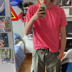 Rosa Minus T-Shirt - Rosa Minus T-Shirt Large. Fint skick