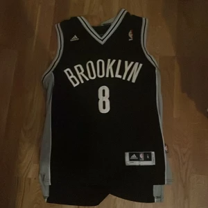 Nba jersey  - Säljer en Brooklyn nets NBA jersey i storlek S passar som M. Spelaren på tröjan heter devon Williams. Pris kan diskuteras.