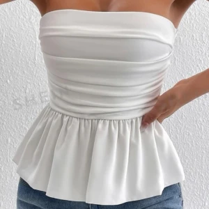 Tubtopp - Säljer denna tubtopp som aldrig är använd🤍 säljer då den inte riktigt var min stil! Skriv för frågor💗 !MÅNGA INTRESSERADE SÅ BUDA GÄRNA!