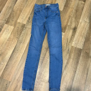 Molly jeans i st s - Fina oanvända byxor i st s 