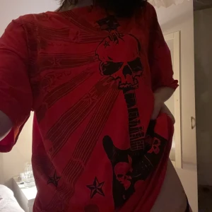 cool t shirt - en skitsnygg röd t shirt i storlek L.  knappt använd i nytt skick. :)