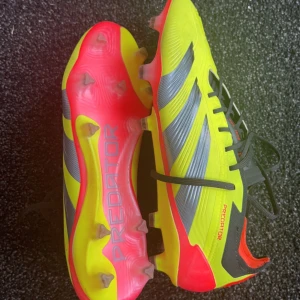 Adidas Predator - Adidas Predator i högsta modellen. Skorna använda endast ett par tillfällen. Dobbarna är gjorda för både konst och vanligt gräs. Pris kan diskuteras vid snabb affär.