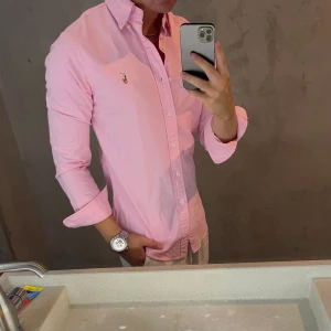 Ralph Lauren ”Oxford” skjorta  - Hej, säljer nu min fina Ralph Lauren skjorta storlek M slimfit strech oxford. Den är i nyskick och kommer vara otroligt snygg i sommar. Nypris 1500kr! Vi kommer att sälja liknande produkter nu i sommar så glöm inte följa profilen!🌊🍾