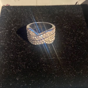 Ring  - Säljer denna fina ring då jag bytt till guld smycken! 