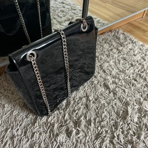 Svart axelremsväska  - En fin axelremsväska som är jättebra skick!! rymmer väldigt mycket och är perfekt till sommaren och utgångar💞💞