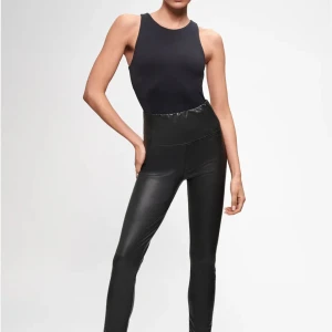 Sanne Alexandra Skinnbyxor - Säljer mina Sanne Alexandra Faux Leather Leggings i strl S färgen svart. Sparsamt använda! Skulle säga de är true to size. Orginalpiset är 995 kr 🫶🏼
