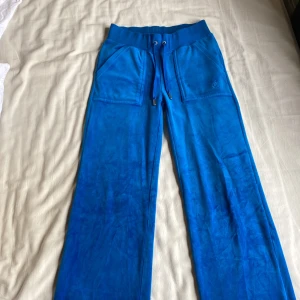 Säljer för dom kommer aldrig till användning använda typ fyra fem gånger  - Xxs blå juicy couture byxor 