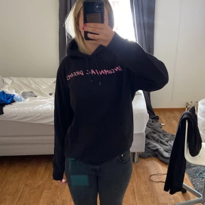 Svart hoodie - Super snygg svart hoodie 