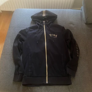 Hugo Boss Guldig Hoodie  - Mått: S/M Skick: Som ny Pris kan diskuteras  Passa på och ta din chans, hög efterfrågan.