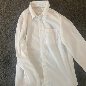 Skjorta från HM - Säljer denna väldigt sparsamt använda skjortan från HM. Den är perfekt till under en kavaj eller som bara vardagsskjorta.
