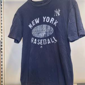 Säljer en sjukt fet Yankees tröja | Nypris 979kr | Bra skick | Kom privat för frågor och funderingar📩