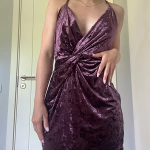 Zara Klänning i velur  - Zara klänning i velur 🥰 Aldirg använd, prislappen är kvar! Storlek S