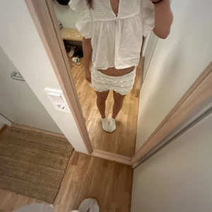 Jötte söt vit blus  - Jag säljer denna jätte söta vita blusen då  den inte kommer till användning? Knappt använd jätte bra skick , en sak är av men de är inget man tänker på jötte söt till sommaren men också om man ska på resturang tex. Nypris 450 