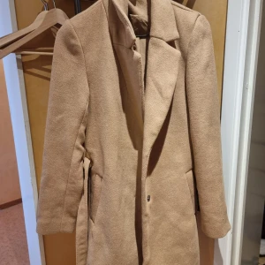 Beige kappa/rock från hm - Endast provat, säljer pga att det inte är min stil Storlek: xxs men skulle nog passa xs också
