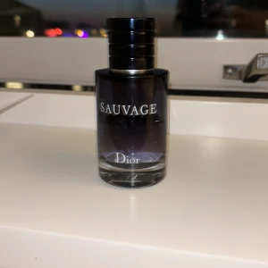 Dior Sauvage - Den mycket goda och populära parfymen Dior Sauvage, köpt för runt 1000 lapen i 60 ml, nu cirka 35-40 ml kvar.